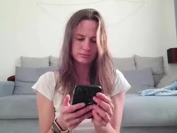 milly_browski — GOAL: kiss [1000 tokens remaining] Welcome to my room! #nonude #natural #mature #shy #new