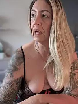 blondebitch2 — Domi head in pussy