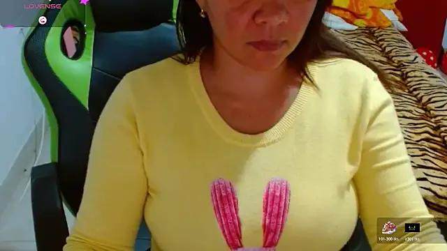 hiilarybrown on StripChat 