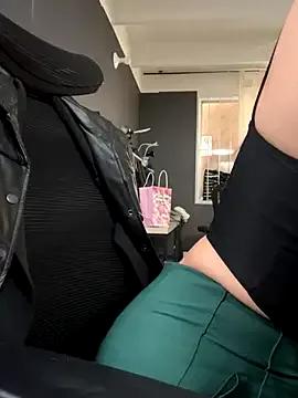 Isabella_Varella — striptease and oil all over my body