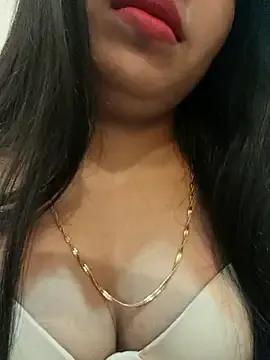 Maahhii_2 on StripChat 