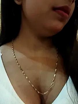 Maahhii_2 on StripChat 