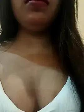 Maahhii_2 on StripChat 