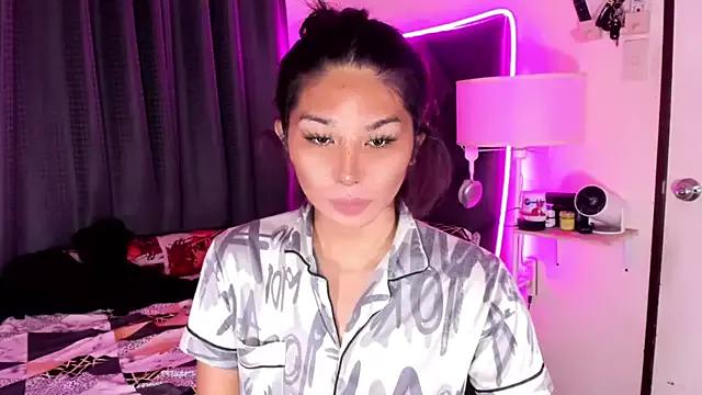 MaxxineMorenaTs on StripChat 