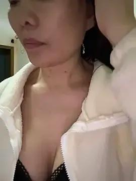 xiiuuff18 on StripChat 